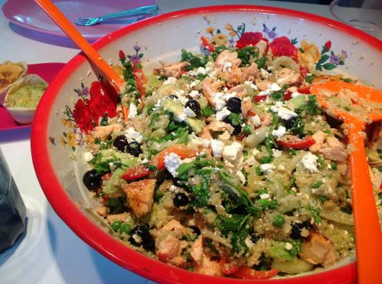 Quinoa salade met zalm en blauwe bessen recept