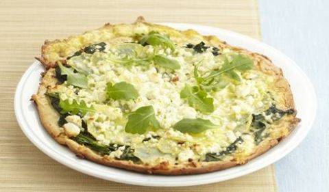 Aardappelpizza met feta, spinazie en raketsla recept