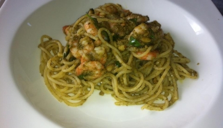 Spaghetti met groene pesto, pijnboompitten en garnalen. recept ...