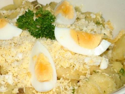 Een combi gerecht van aardappelsalade, zuurkool en bockwurst ...