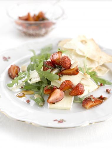 Recept 'rucolasalade met brie en aardbeien'