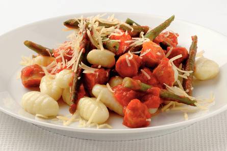 Gnocchi met kalkoenworstjes en tomatensaus