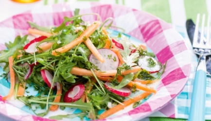 Knapperige salade met peterseliedressing recept