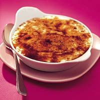 Yoghurt-creme brulee met framboos en perzik recept