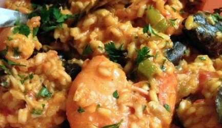 Portugese rijst met kip&comma; mosselen en garnalen recept ...