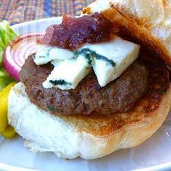 Hamburgers met blauwe kaas en uien chutney recept