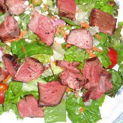 Groene salade met stukjes biefstuk recept