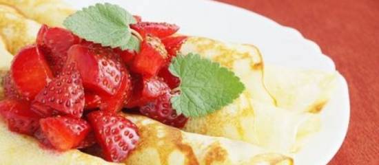 Pannenkoekrolletjes met aardbeienroom recept