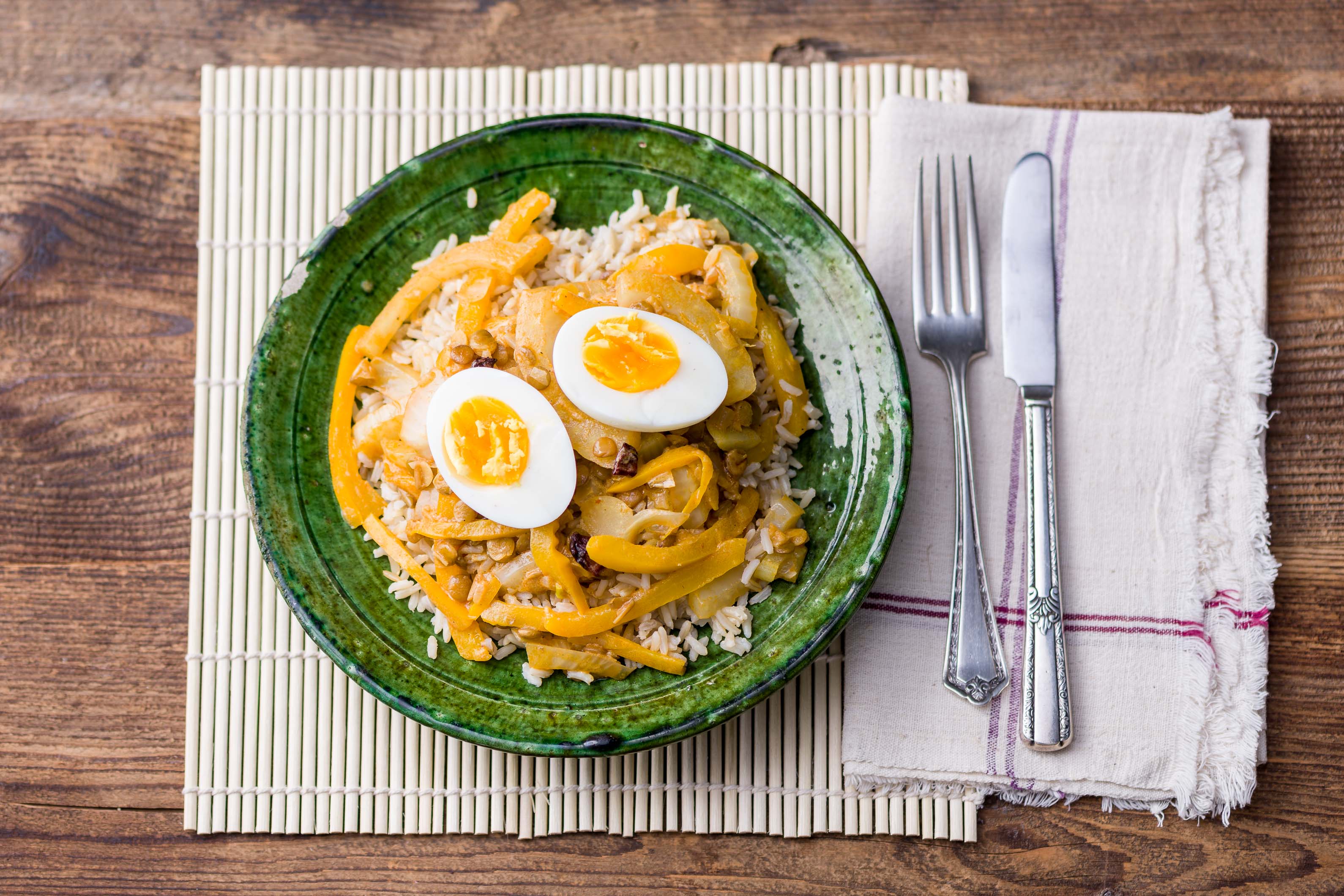 Linzencurry met venkel, steranijs en een gekookt ei