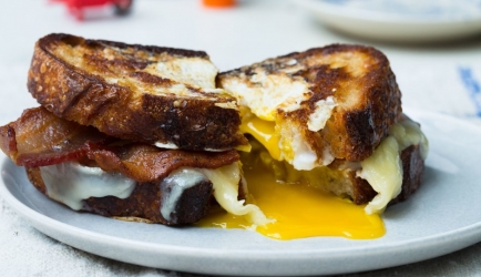 Egg-in-a-hole sandwich met bacon en cheddar recept
