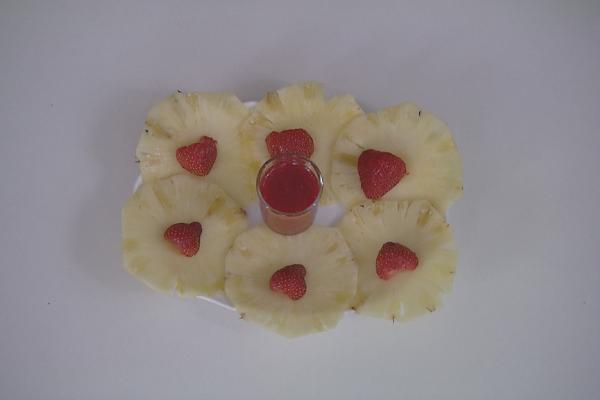 Carpaccio van ananas met aardbeien en frambozencoulis