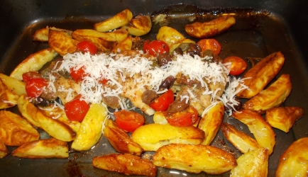 Kipdijfilet met pittige tomatensaus en aardappeltjes uit de oven ...