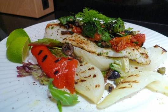 Salade van roodbaars met gegrilde venkel en olijven-kappertj ...