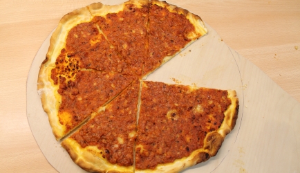 Heerlijke pizzasaus met gerookt spek en parmezaanse kaas ...