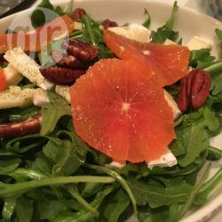 Salade met brie, sinaasappel en pecannoten recept