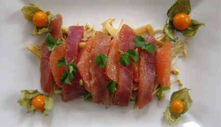 Salade van rauwe tonijn met rode grapefruit, knolselderij en tauge ...
