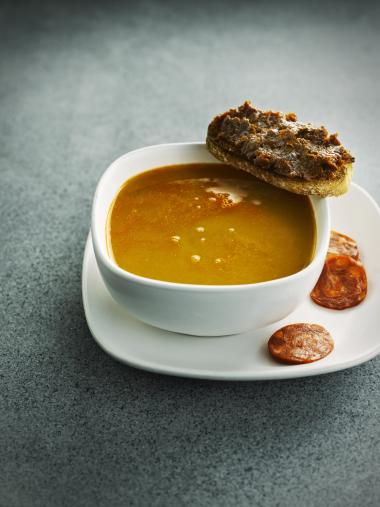 Recept 'spaanse soep met kikkererwten en chorizo'