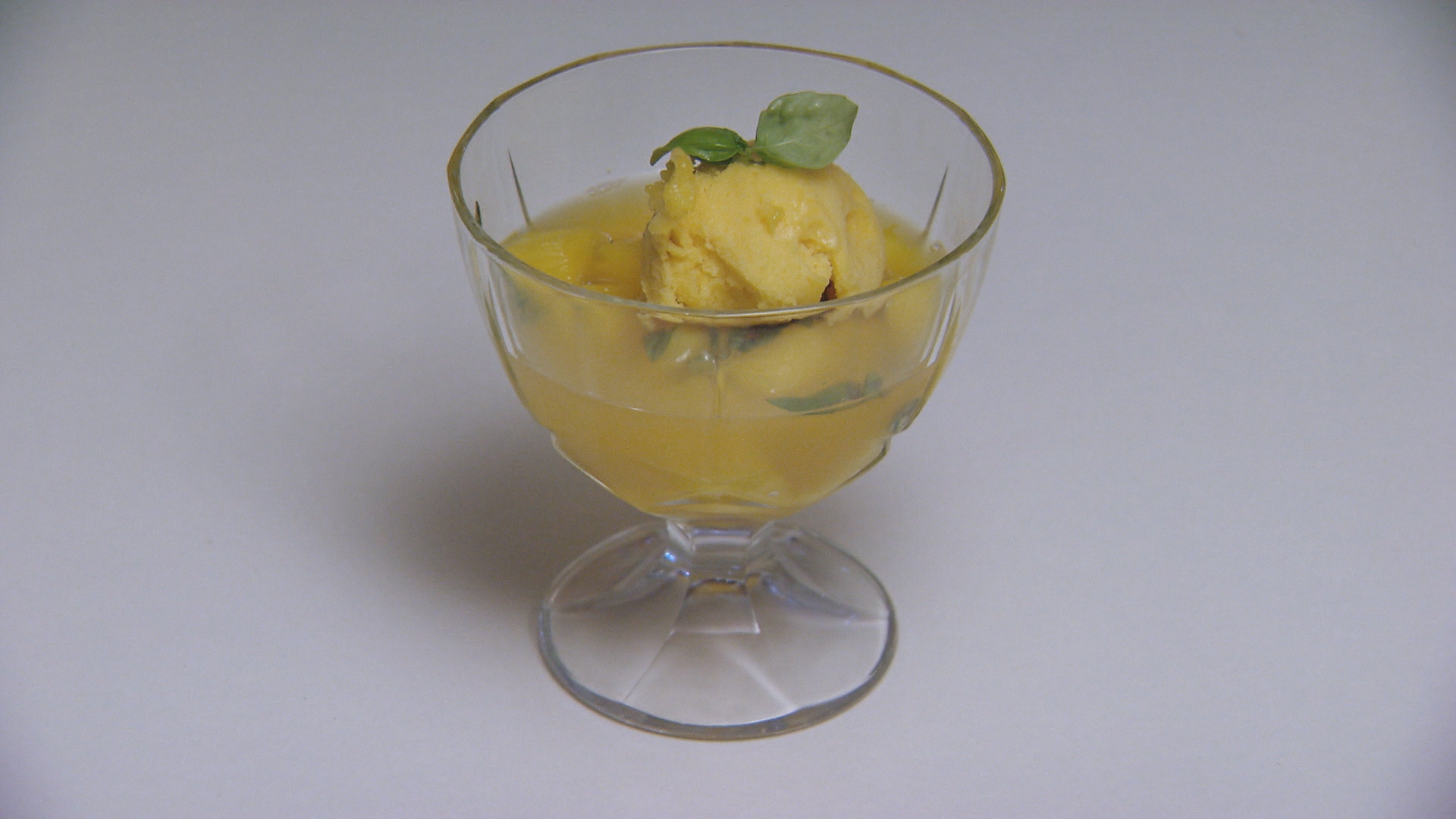 Mango met citroensorbet en basilicum