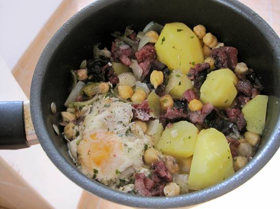 Portugese stoofpan van kikkererwt, aardappel, ei en chourico ...