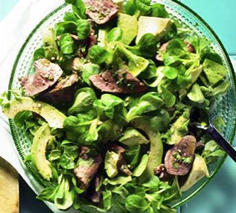 Veldsla-avocadosalade met biefstuk recept