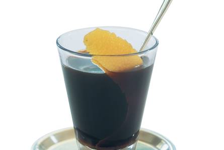 Koffie met bruine rum en sinaasappel