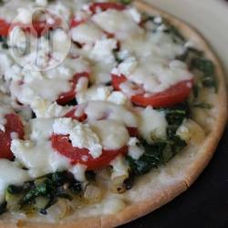Pizza met feta, tomaat en spinazie recept