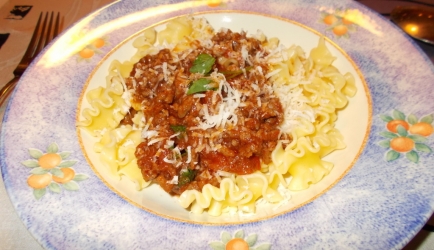 Gekrulde pappardelle (pasta) met pittig zoete vleesragout recept ...