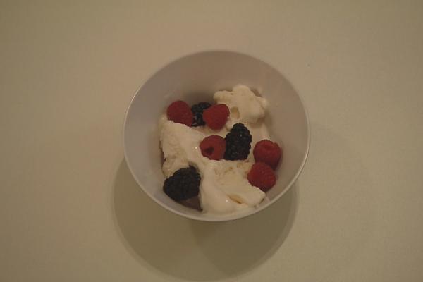 Vanille-ijs met rode vruchten