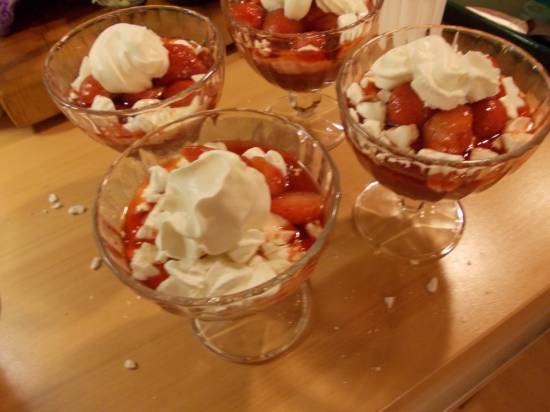 Rabarber aardbeien dessert met kersensap en meringue recept ...