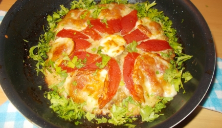 Meatzza: een soort pizza van gehakt tomaten en mozzarella ...