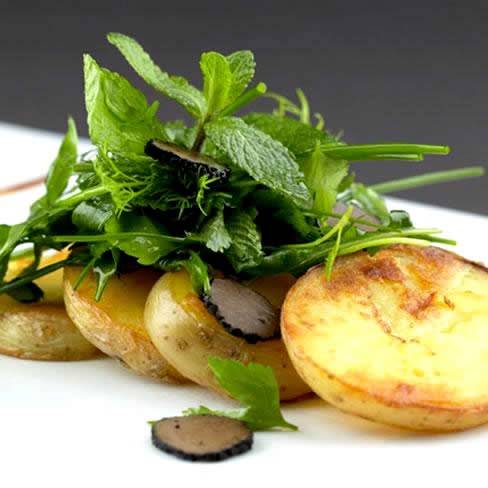 Aardappelcarpaccio met truffelolie en kruidensalade recept ...