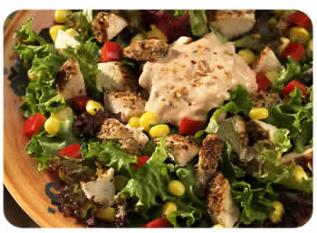 Gerookte kip salade met veel fruit en dressing recept