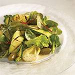 Gemengde salade met artisjokken, olijven en gegrilde courget ...
