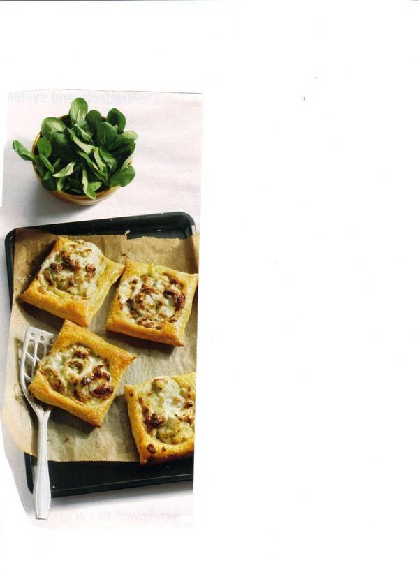 Krokante aardappeltaartjes met blauwe kaas en noten recept ...