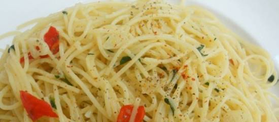 Spaghetti aglio e olio e peperonico (met een twist) recept ...