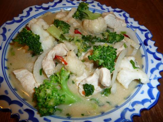 Groene curry met broccoli, bloemkool & kip recept