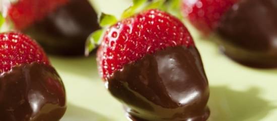 Toetje van de bbq: aardbeien met chocoladesaus recept ...