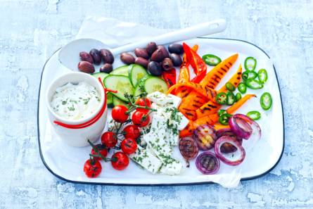 Griekse salade met yoghurtdressing