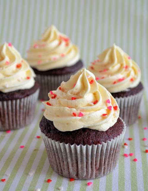 Red velvet cupcakes van laura's bakery