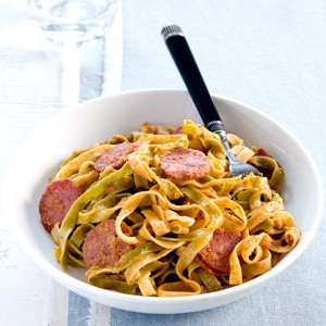 Paglia e fieno con pesto rosso e salame recept