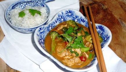 Panang curry met varkenshaas&comma; broccoli en champignons ...