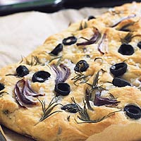 Plat brood met rozemarijn,olijven en ui recept