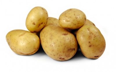 Luxe aardappelsoufflé geserveerd op een plakje gekookte aardappel