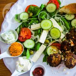 Arabische lamsburgers met spinaziesalade recept