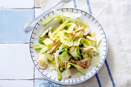 Salade van dungeschaafde witte en groene asperges
