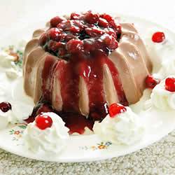 Chocoladepudding met slagroom en kersen recept