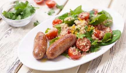 Kip merguez met couscous, sinaasappeldressing en verse koria ...