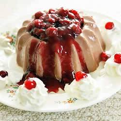 Chocolade pudding met slagroom en kersen recept