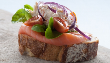 Oerbrood met krabsalade en gerookte zalm recept