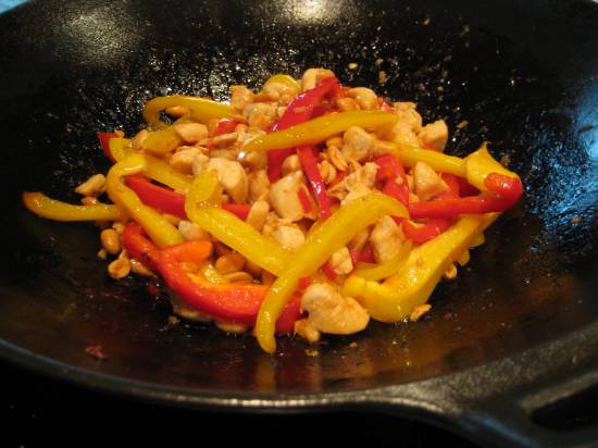 Gewokte thaise kipcurry met paprika en pinda`s recept